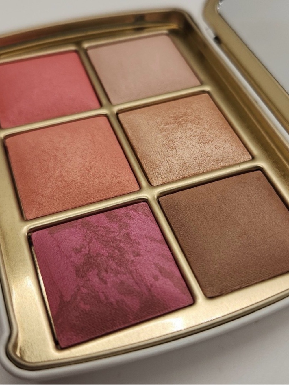 Hourglass Ambient Palette - White with Gold Accents - Picture 4 of 6
